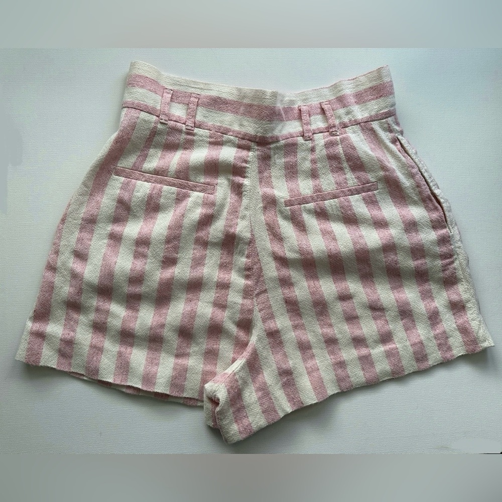 Zara TRF women short.  Although the size shows M, its measurement is for an S. - Picture 2 of 4